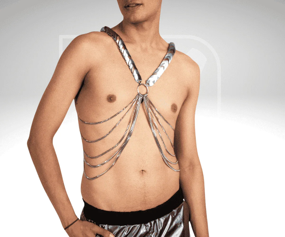 Silberner Scalemail-Bodychain Harness mit glänzenden Ketten, moderner und auffälliger Stil