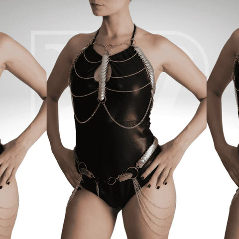 Silberfarbener Bodychain-Harness mit Federmotiv, filigranen Ketten, elegant und kraftvoll