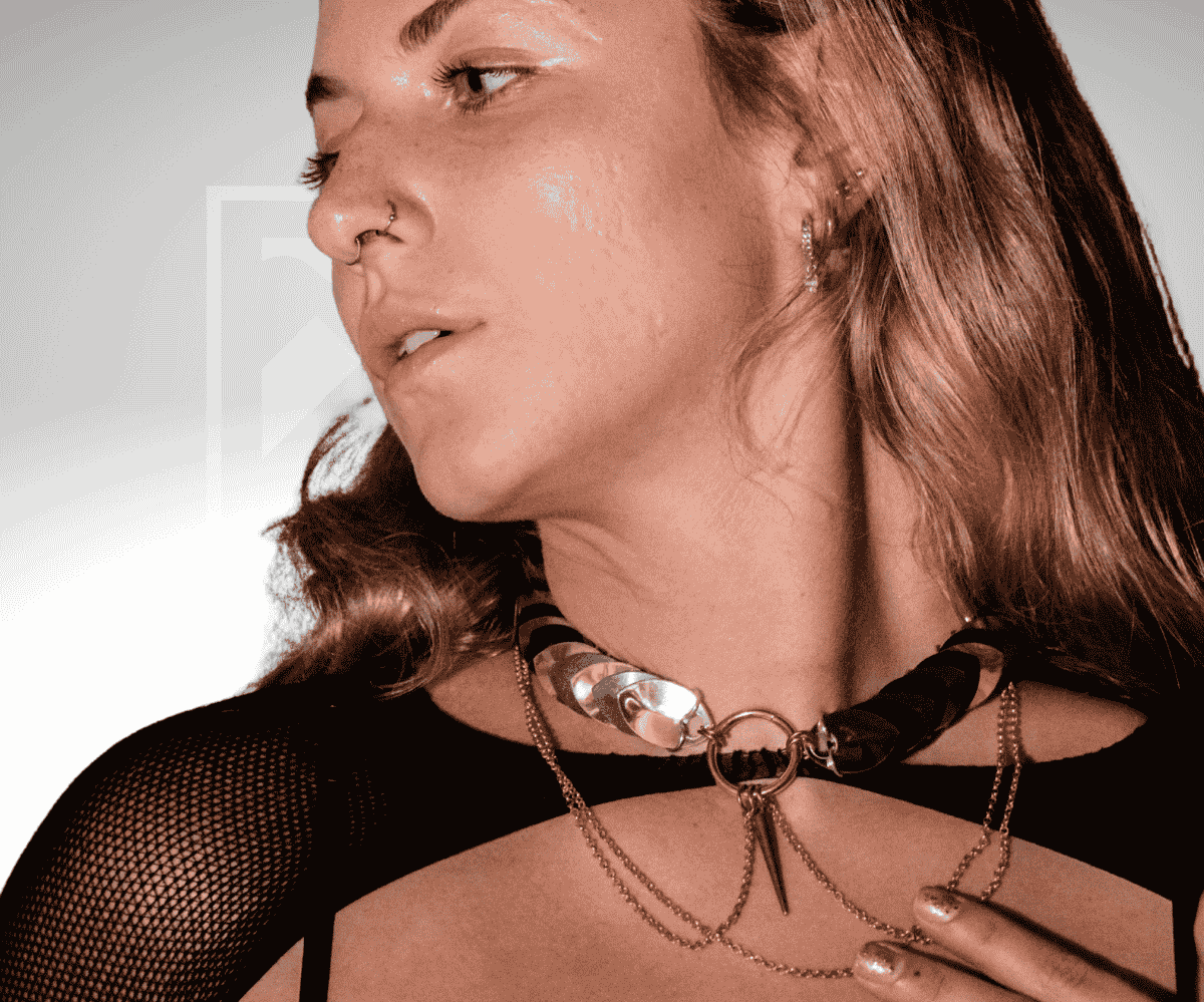 Model Nina mit Halsschmuck