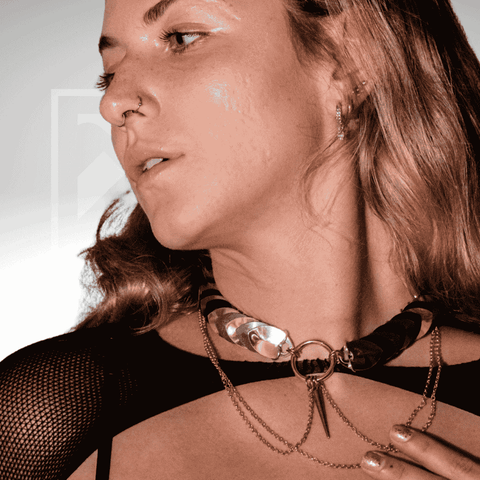 Silberner Scalemail-Halsreif mit Ketten, glänzend, Avantgarde-Stil, modern und selbstbewusst