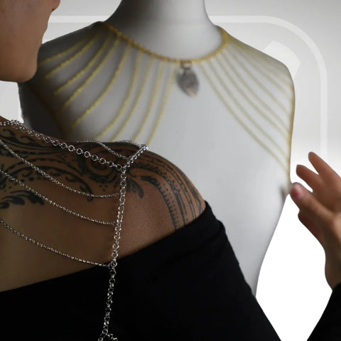 Silberne Bodychain aus Kettengliedern, filigran, mit Tattoo, modern und elegant, kreative Stimmung