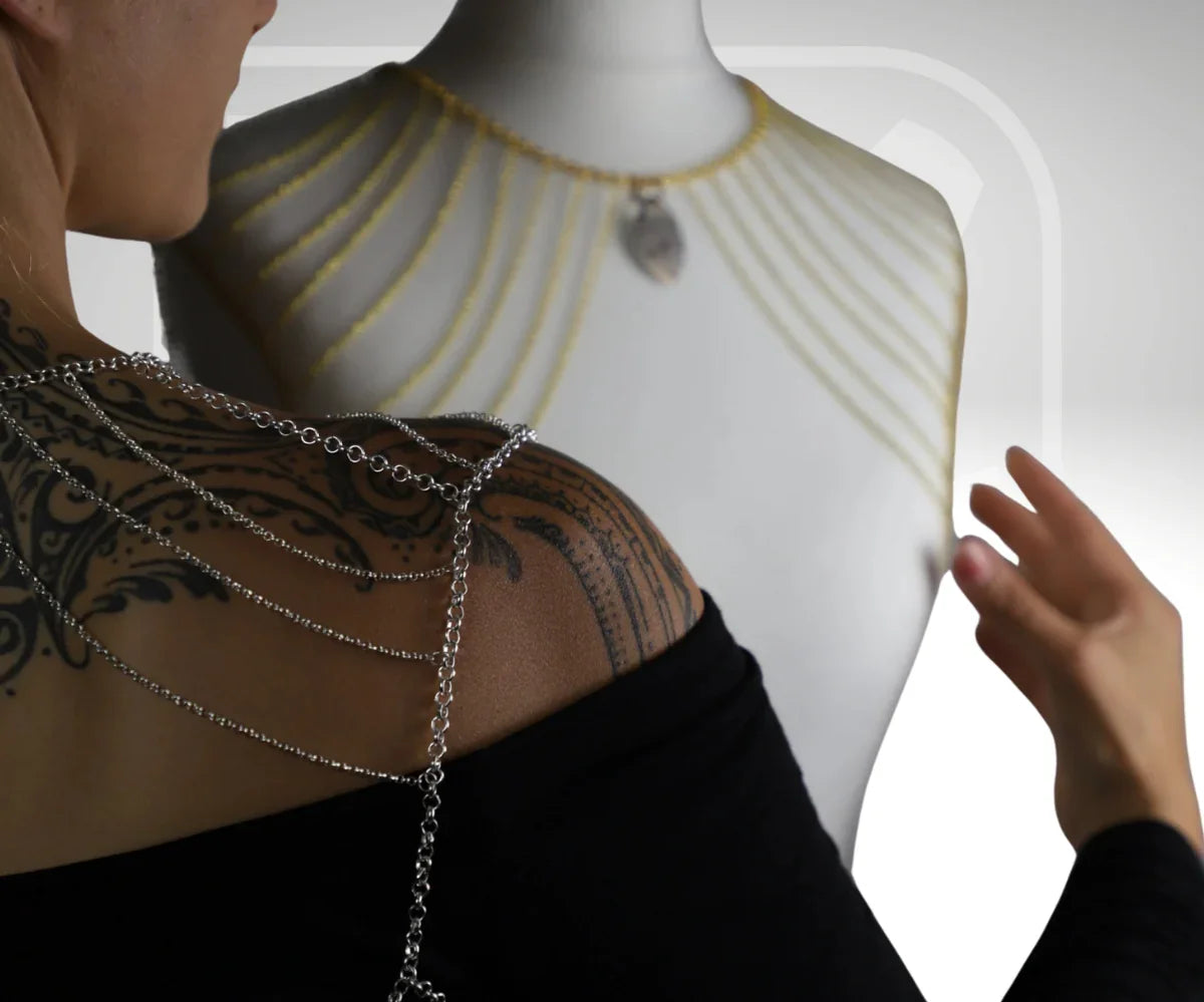Silberne Bodychain aus Kettengliedern, filigran, mit Tattoo, modern und elegant, kreative Stimmung