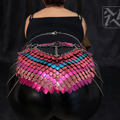 Scalemail Bodychain in Pink und Blau, handgefertigt, mit festlichem, auffälligem Stil, betont Selbstbewusstsein
