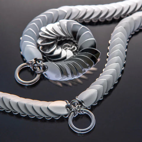Scalemail-Choker aus silberfarbenem Metall, matt und glänzend, moderner, edler Stil