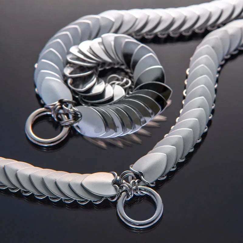 Scalemail-Choker aus silberfarbenem Metall, matt und glänzend, moderner, edler Stil