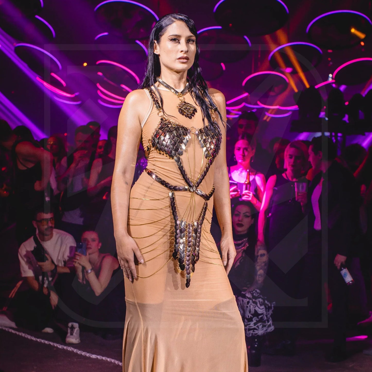 Frau trägt handgefertigten Scalemail-Bodychain in Bronzeoptik, festlich, futuristisch, selbstbewusst