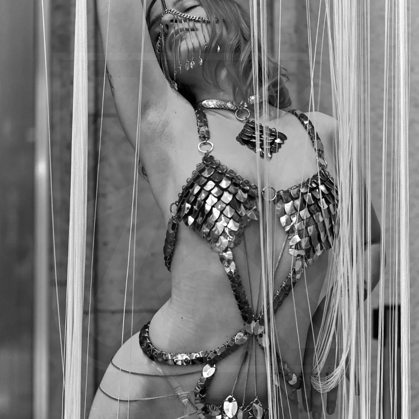 Scalemail-Bodychain silber, extravagantes Harness-Design, künstlerisch, sinnlich, ausdrucksstark