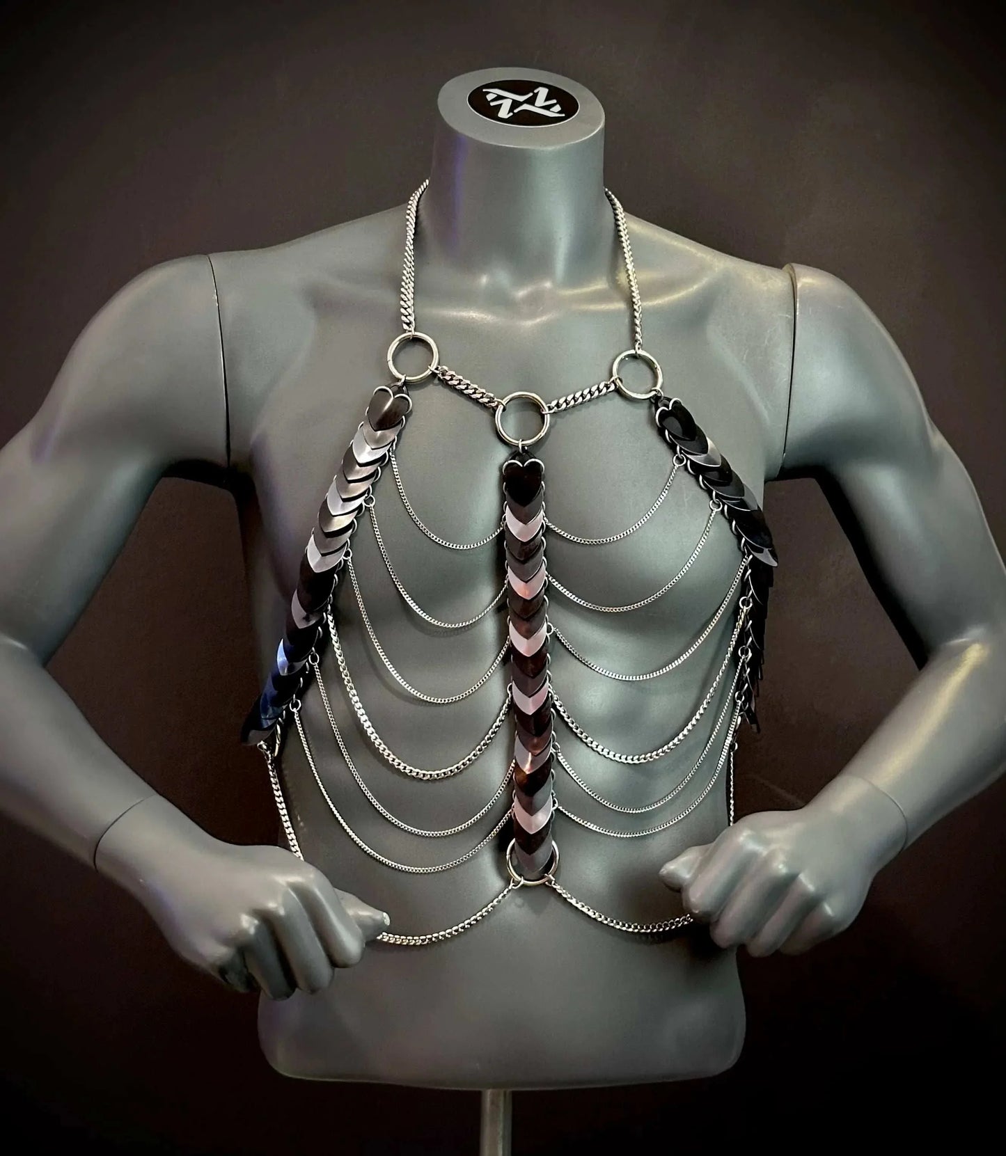 Aphrodite Fire Harness schwarz-weiß, Metallketten und Schuppen, futuristisch und kraftvoll