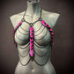 Aphrodite Fire Harness schwarz und pink, dekorativ mit Ketten und Schuppen im stylischen Look, kraftvoll und verführerisch