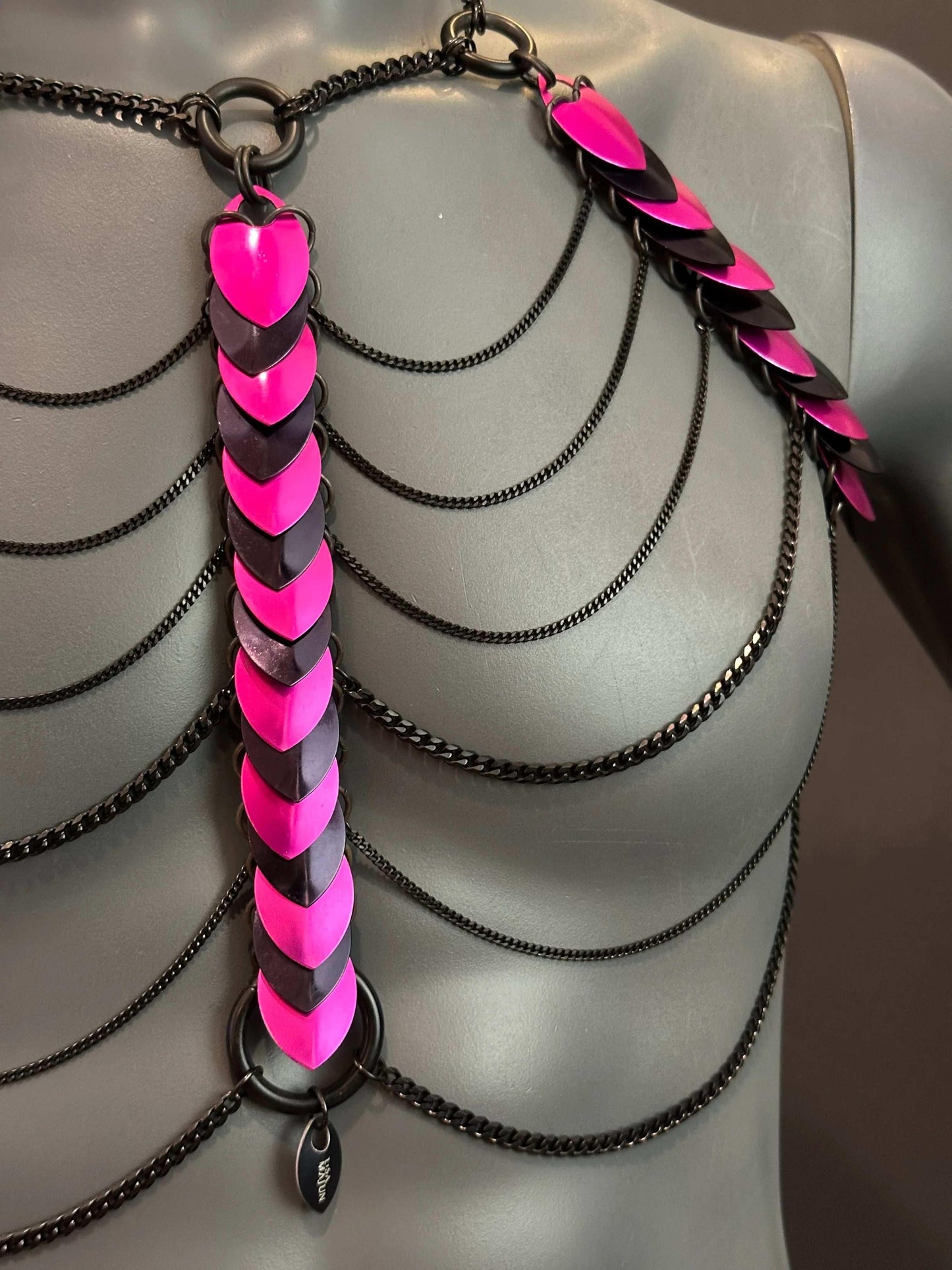 Aphrodite Fire Harness schwarz und pink, verführerisch und kraftvoll