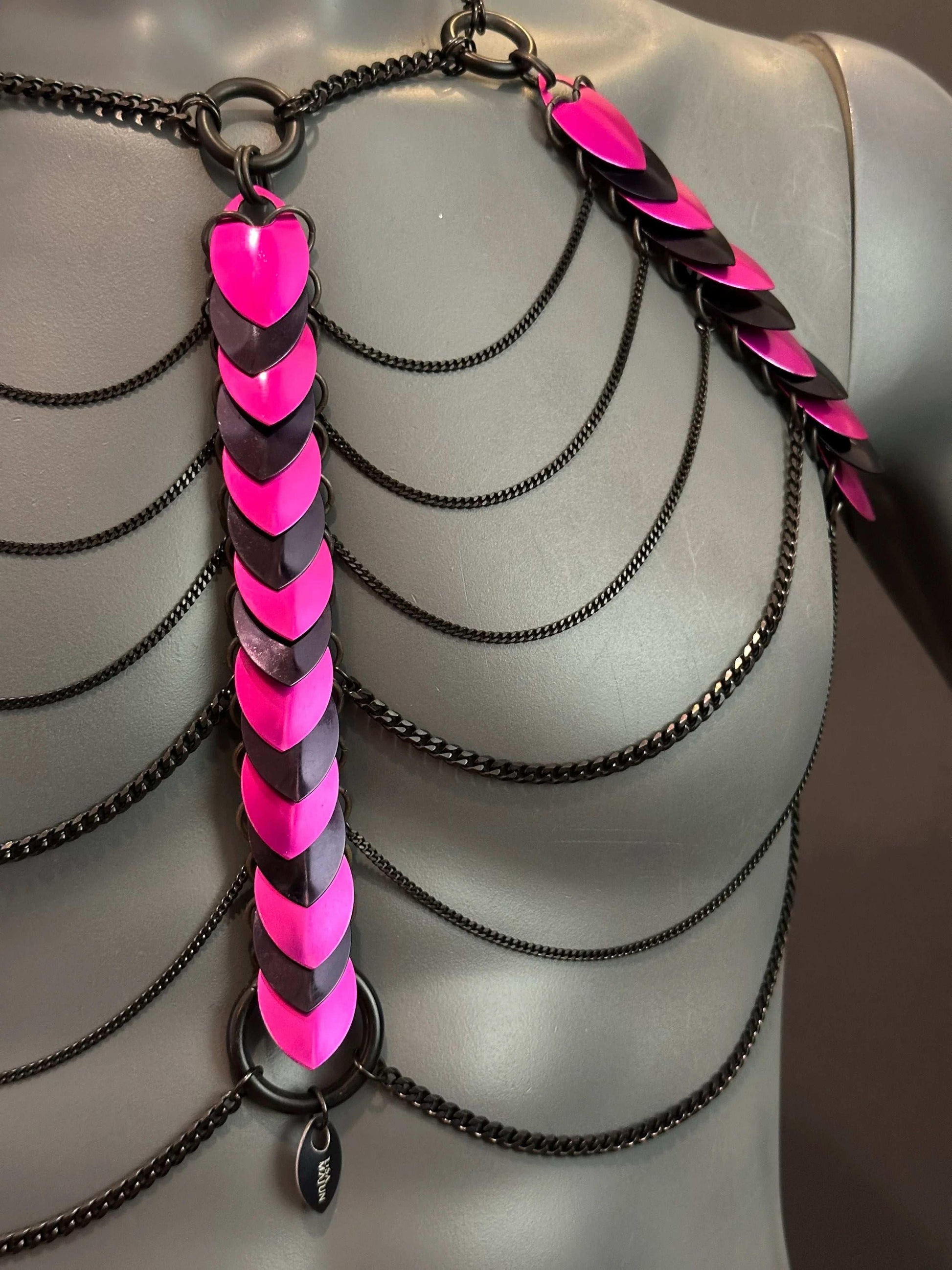 Aphrodite Fire Harness schwarz und pink, verführerisch und kraftvoll