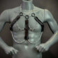 Aphrodite Fire Harness schwarz mit silbernen Ketten und Spikes, markant und kraftvoll