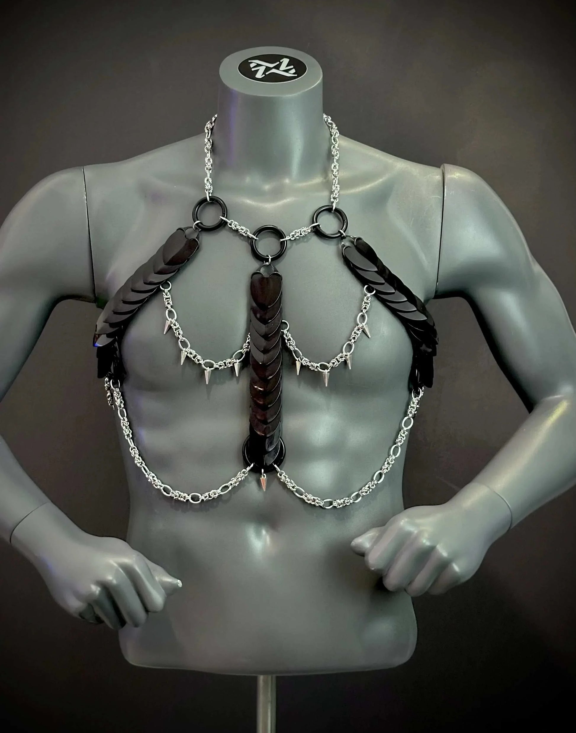 Aphrodite Fire Harness schwarz mit silbernen Ketten und Spikes, markant und kraftvoll