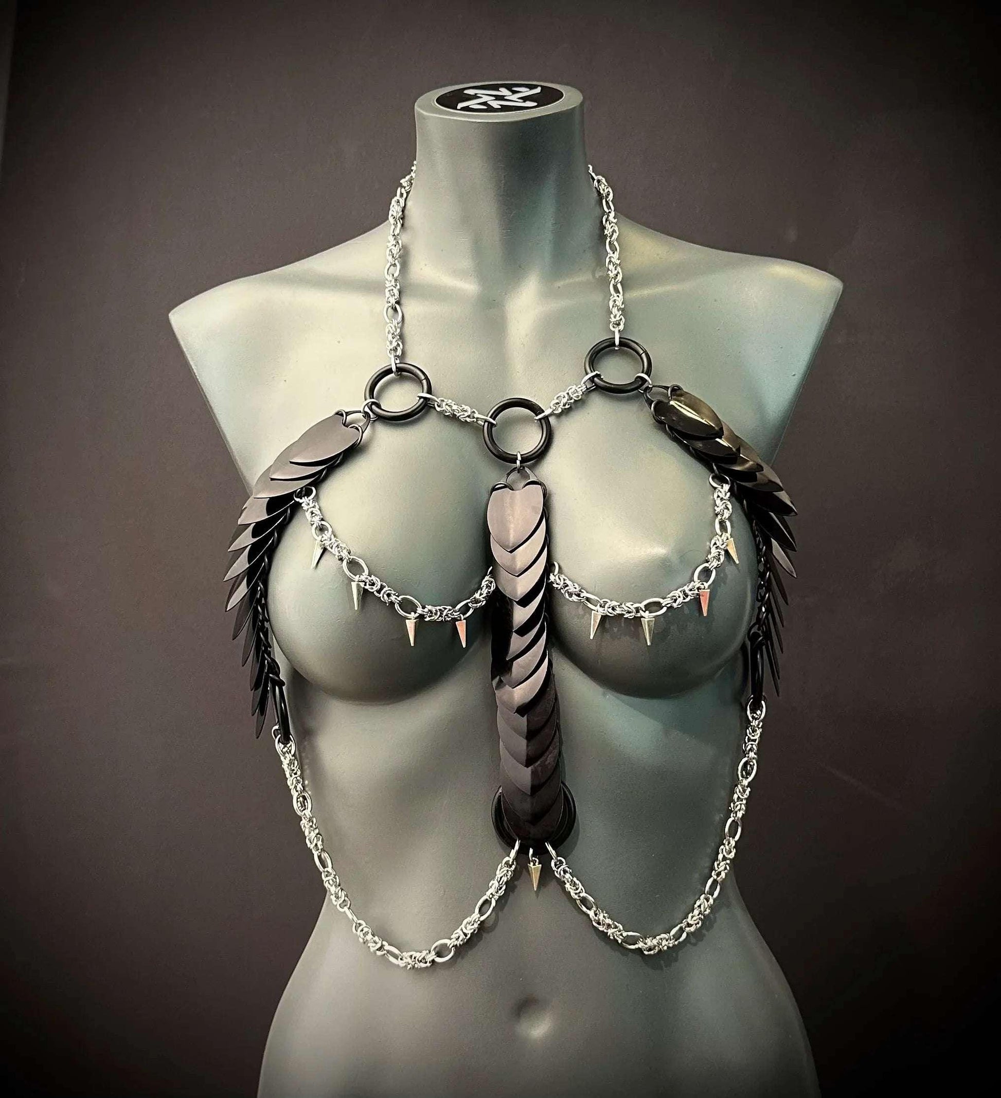 Feuer Harness XL schwarz mit silbernen Ketten und Nieten, stilvoll und kraftvoll