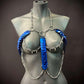 Aphrodite Fire Harness XL mit blauen Metallspangen und silbernen Ketten, stilvoll und kräftig