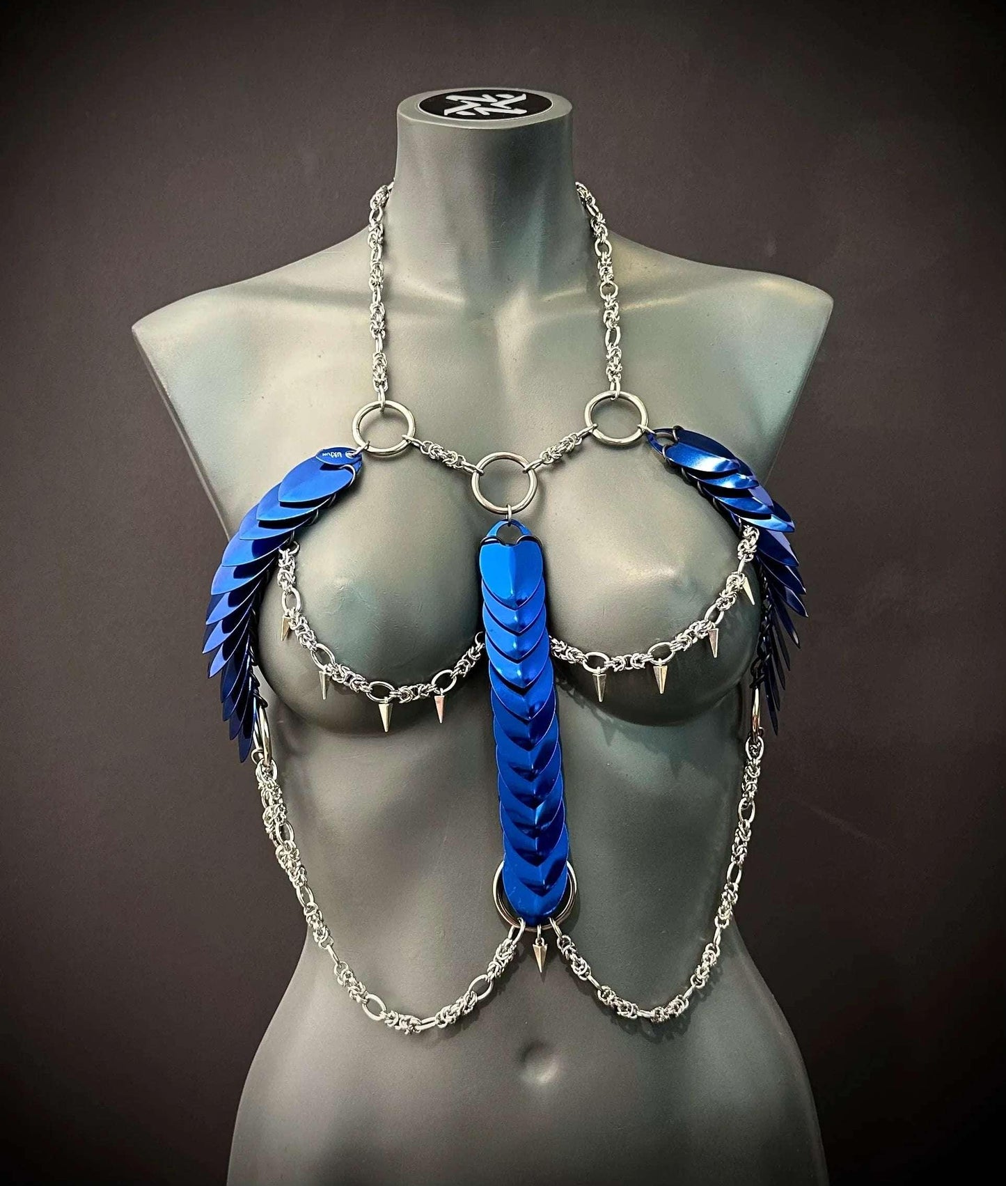 Aphrodite Fire Harness XL mit blauen Metallspangen und silbernen Ketten, stilvoll und kräftig