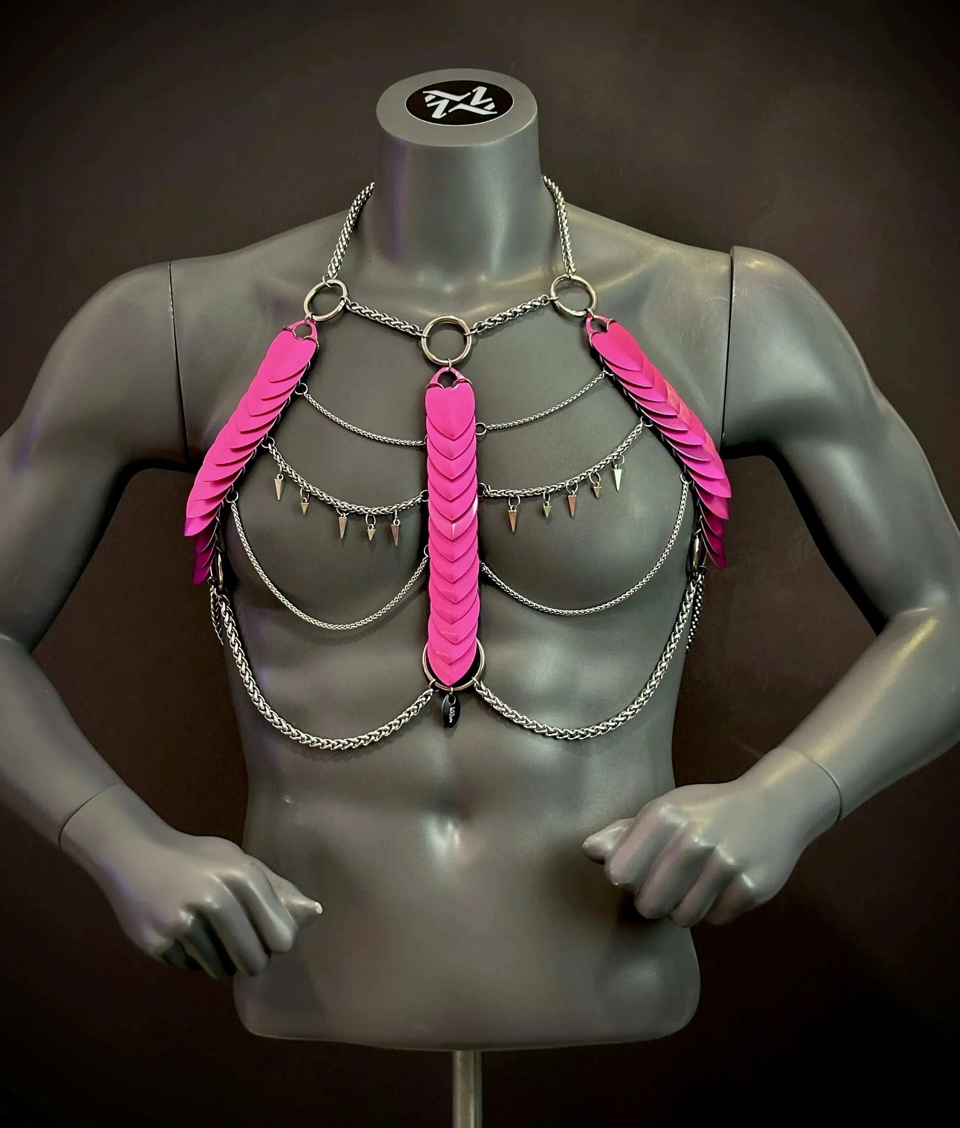 Aphrodite Fire Harness XL in pink mit silbernen Metallelementen, auffällig und kraftvoll