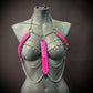 Aphrodite Fire Harness XL pink mit Ketten und Spikes, auffällig kraftvoll und extravagant