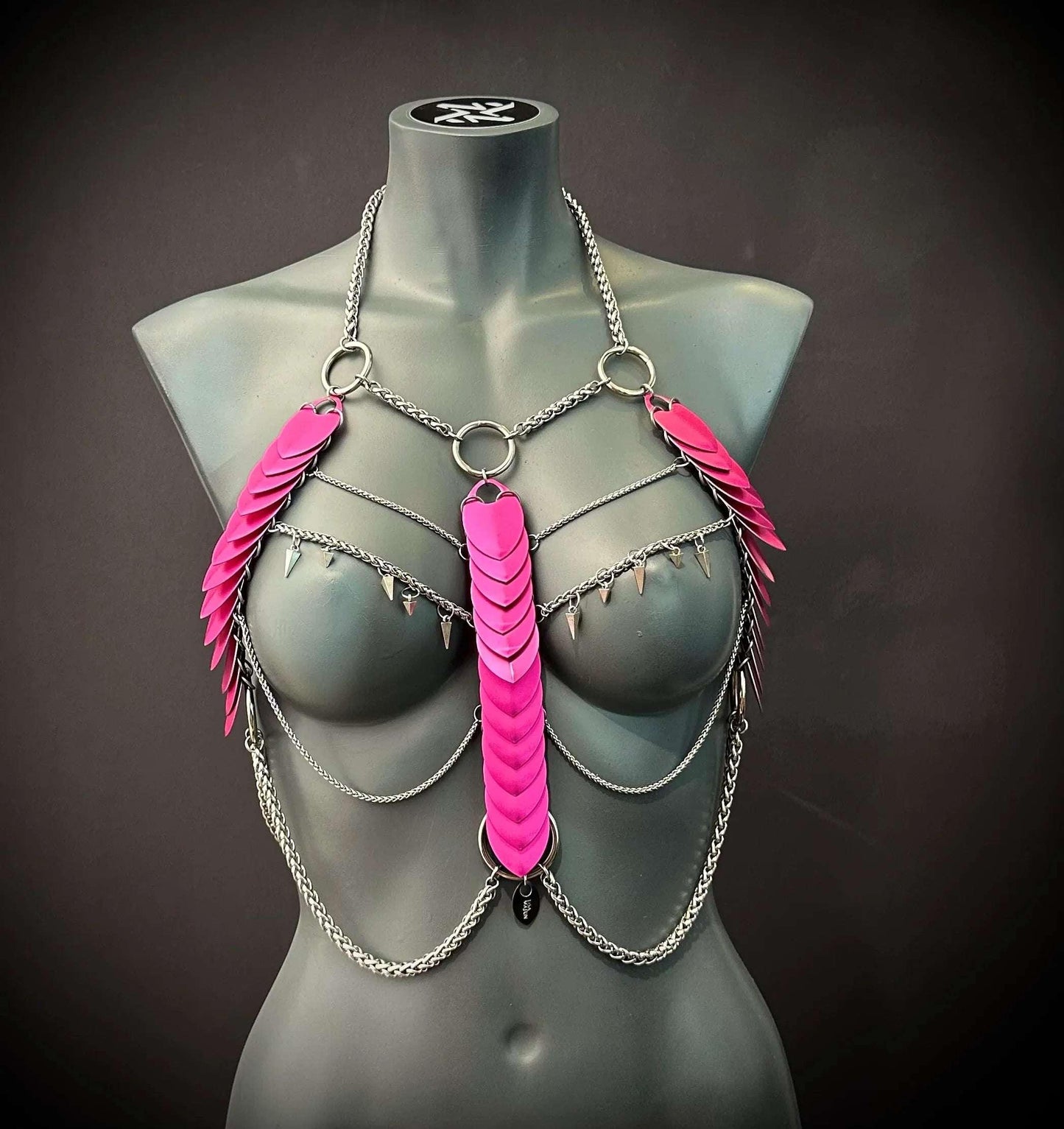 Aphrodite Fire Harness XL pink mit Ketten und Spikes, auffällig kraftvoll und extravagant