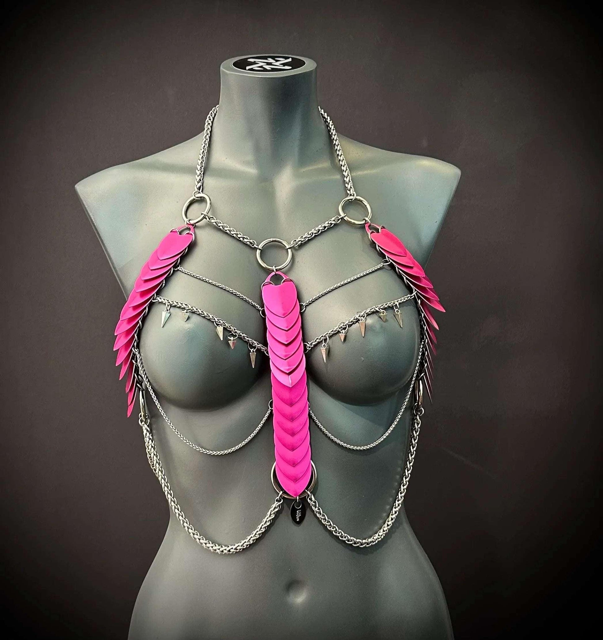 Aphrodite Fire Harness XL pink mit Ketten und Spikes, auffällig kraftvoll und extravagant