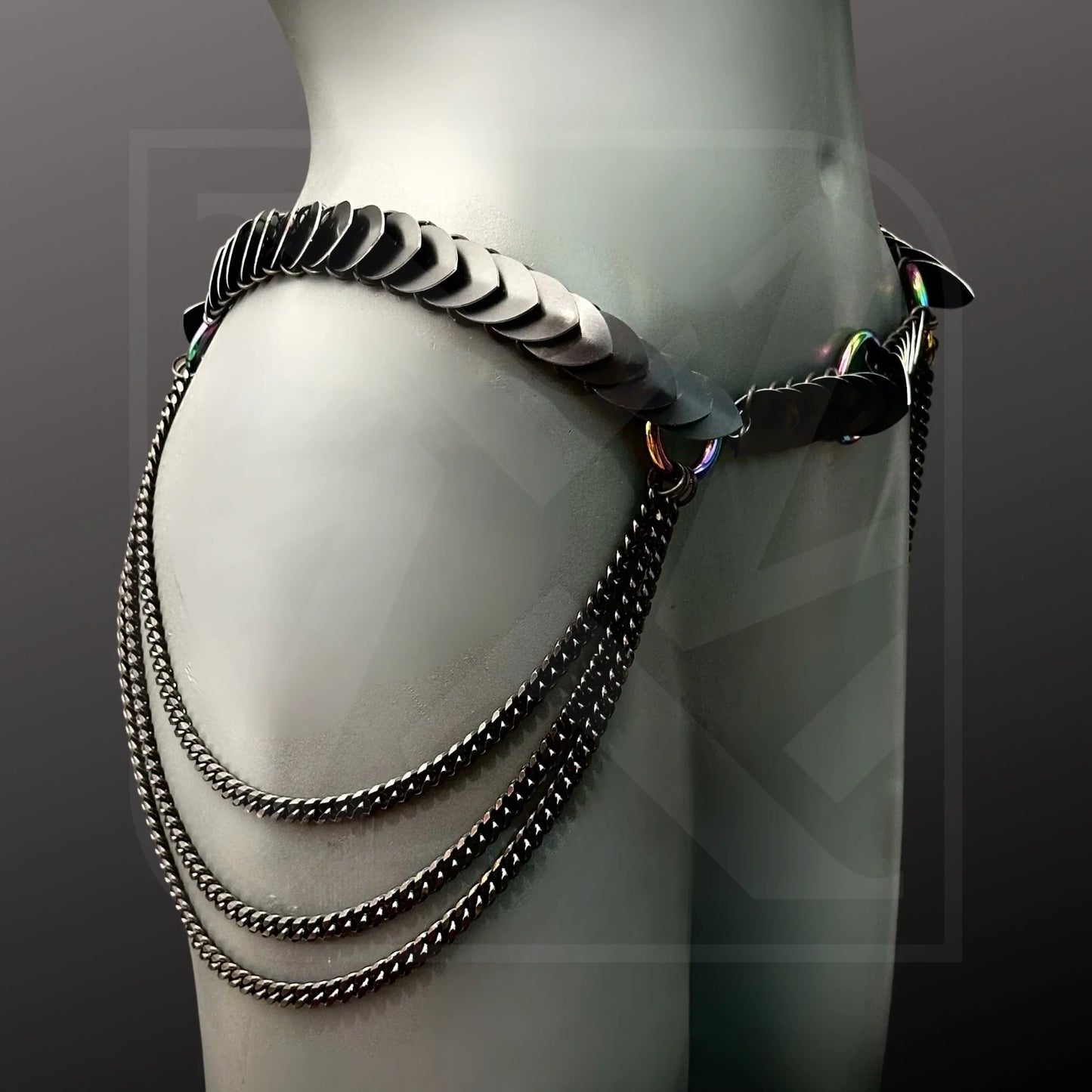 Aphrodite Desire Harness aus schwarzen Scalemail- und Kettenelementen, edgy und sinnlich