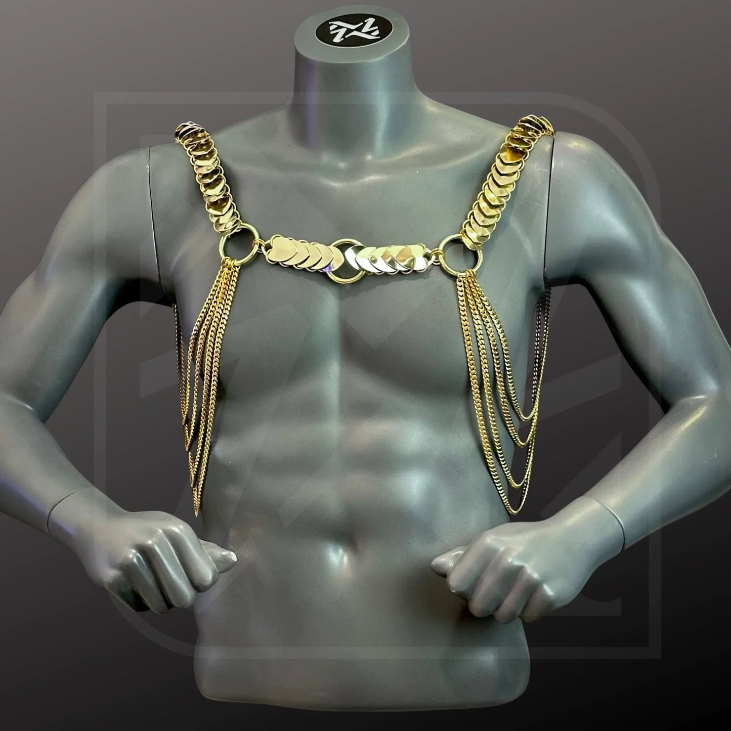 Goldener Scalemail-Harness aus Ketten, glänzend, eleganter Look, futuristisch und kraftvoll