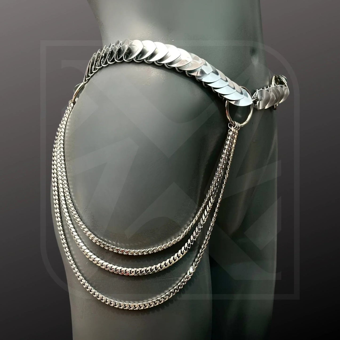 Silberner Scalemail-Harness mit Ketten, luxuriöser Stil, sinnlich und modern