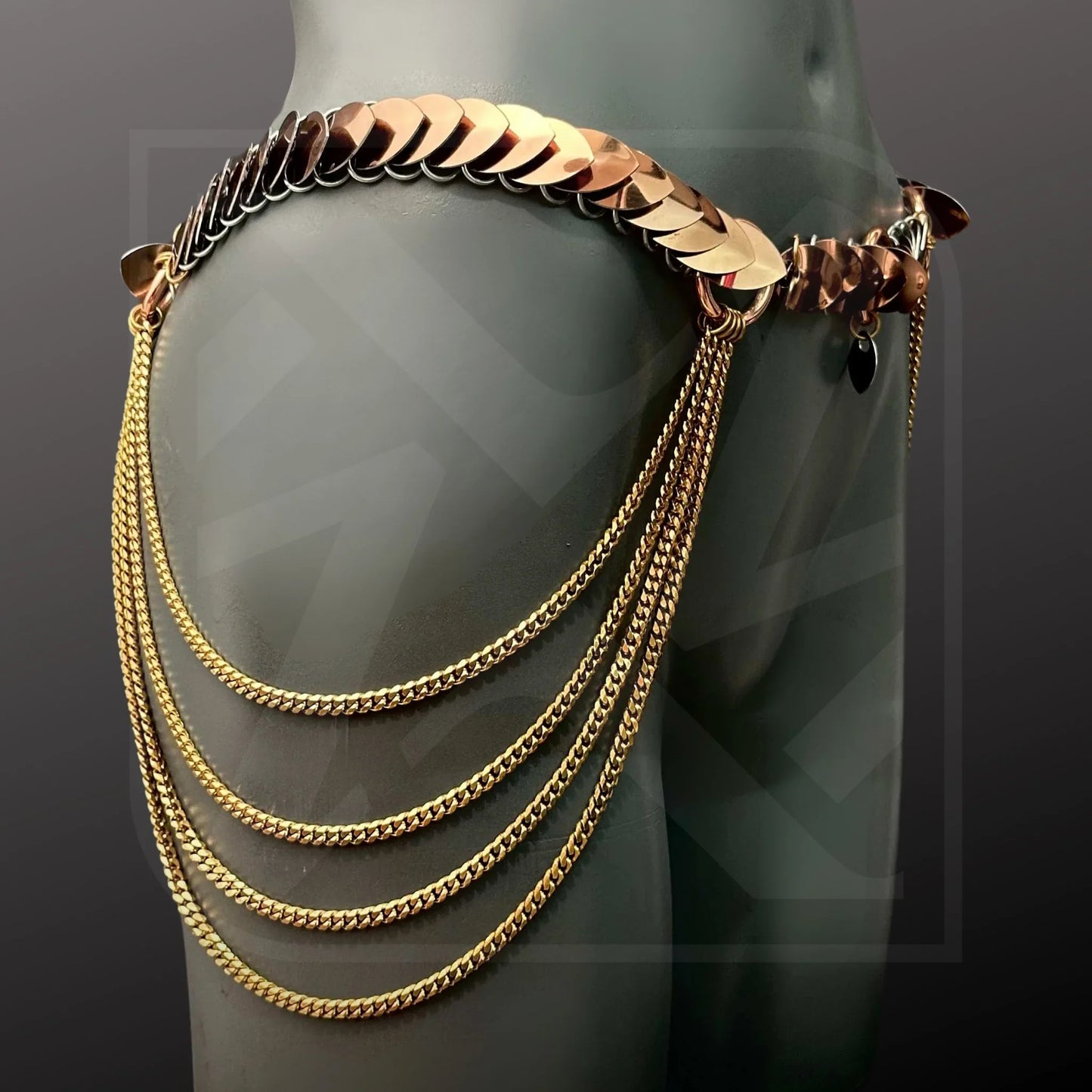 Skalmail-Körperharness mit goldenen Ketten, Schuppenmuster, elegant und verführerisch