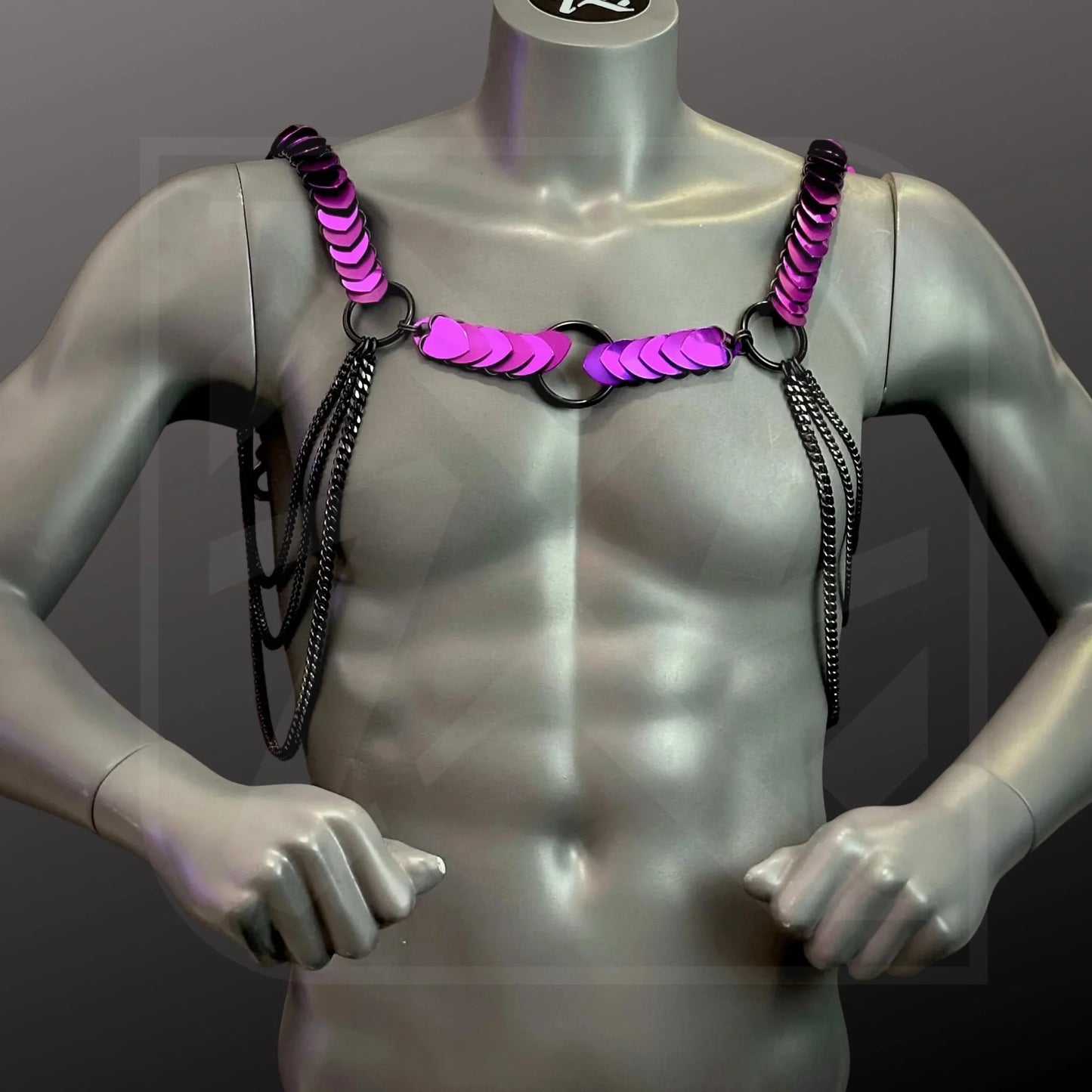 Scalemail Harness mit Ketten, lila-schwarz, modern und auffällig, betont Individualität