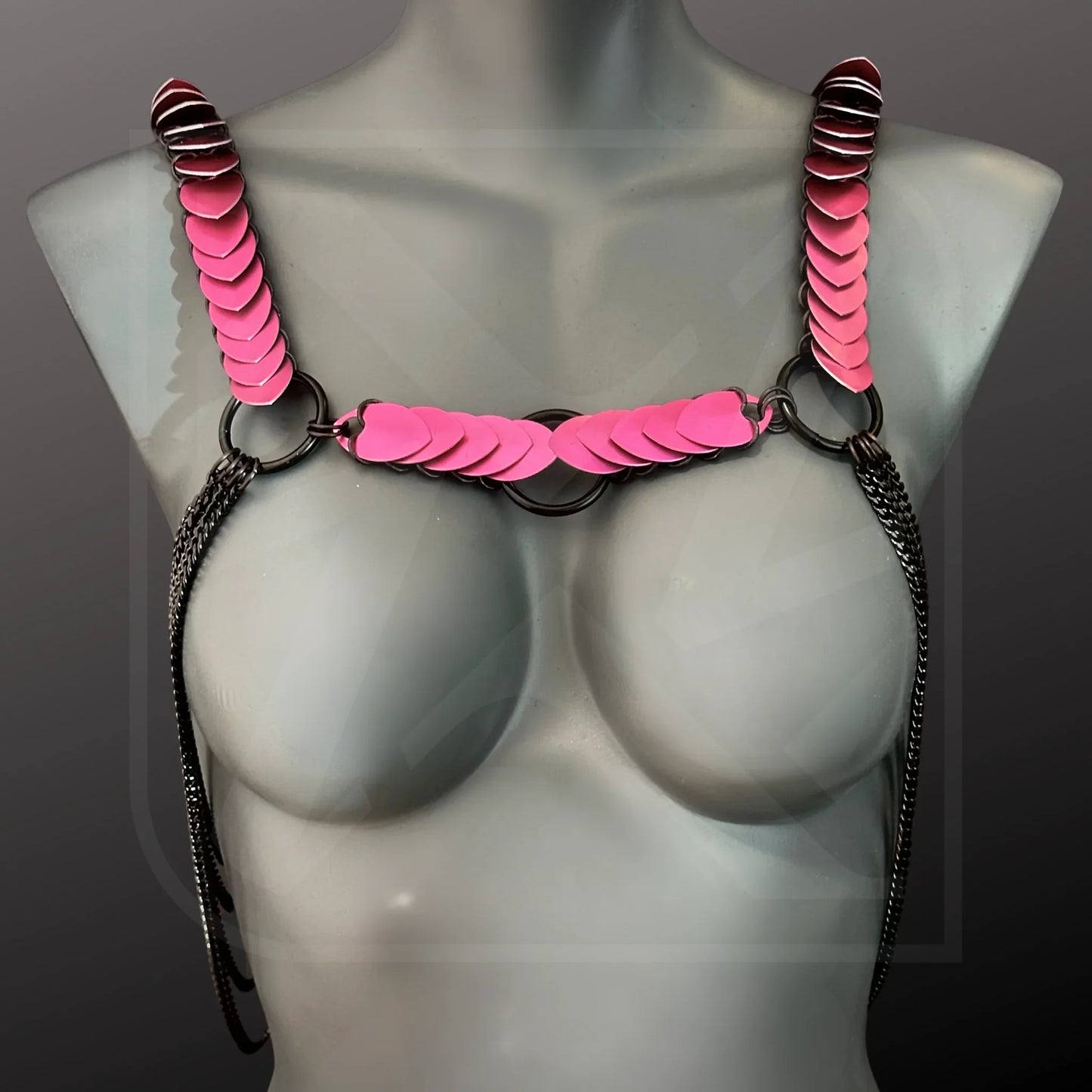Aphrodite Desire Harness aus pinken Scalemail-Ketten, edgy Stil, betont weibliche Eleganz