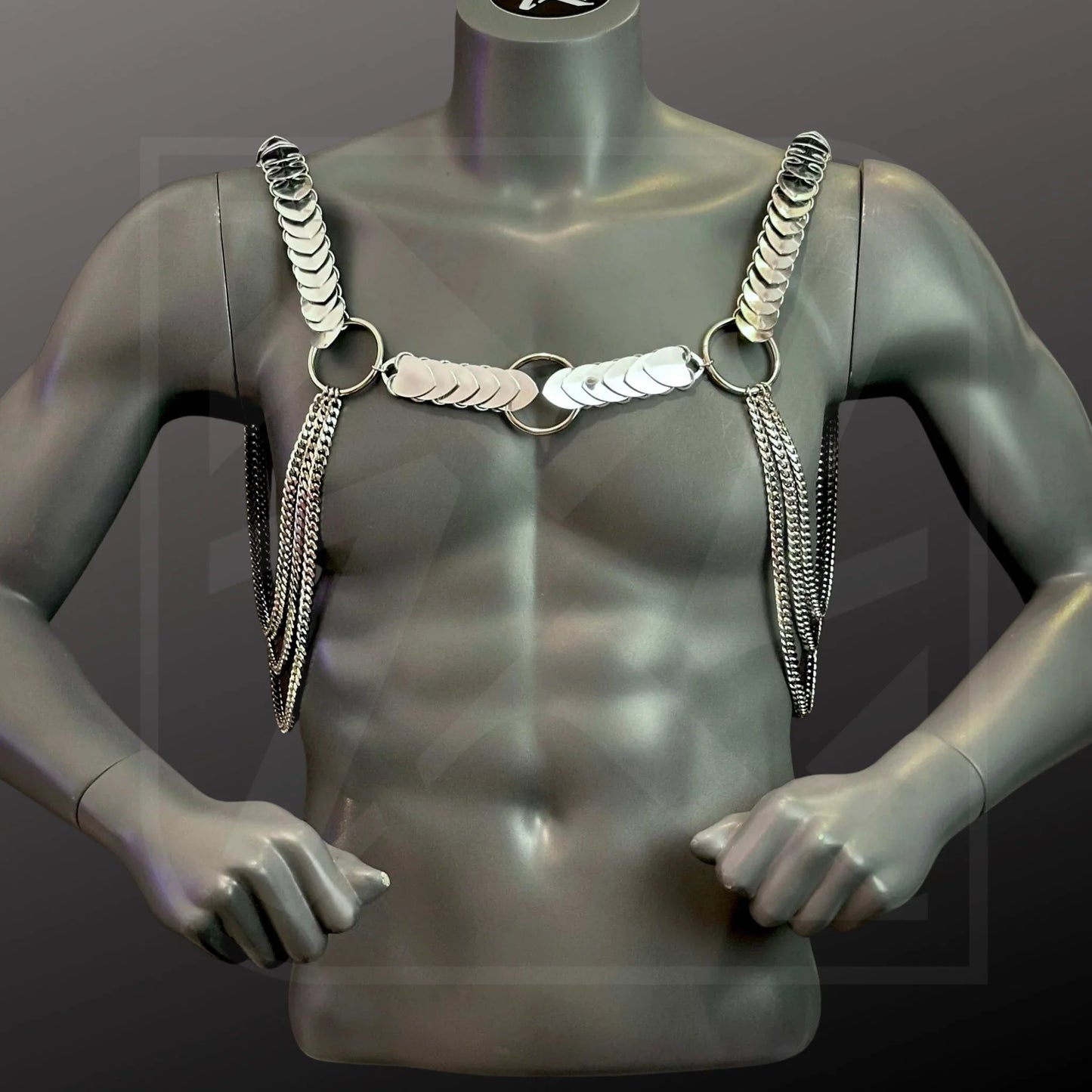 Silberfarbener Scalemail-Chaingurt, 2-in-1 Harness-Stil, moderner Look, kraftvoll und edgy