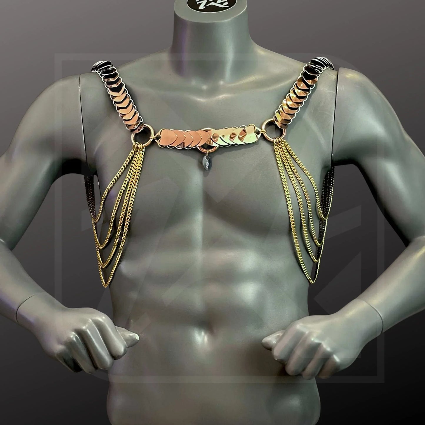 2-in-1 Harness aus goldfarbener Chainmail mit Ketten, geometrischer Stil, glamourös
