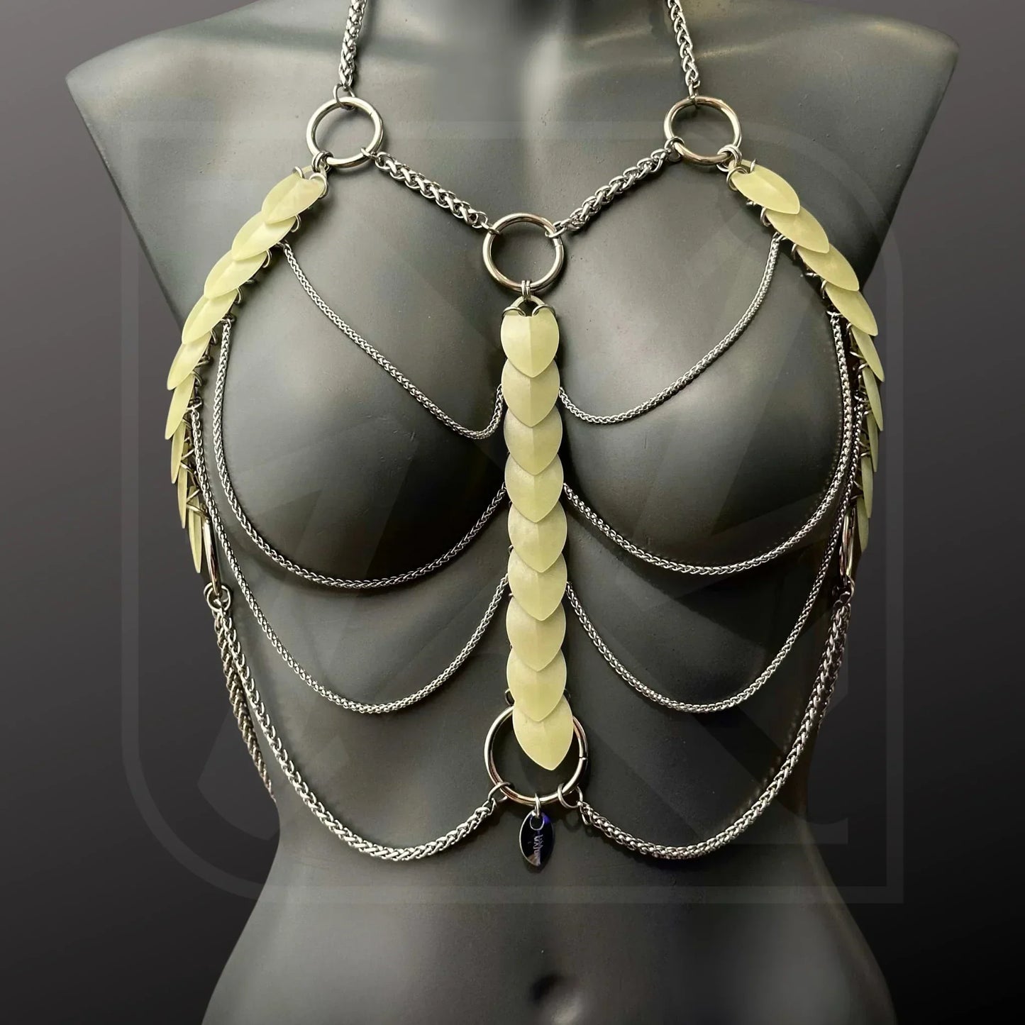 Silberfarbener Body Harness mit glow-in-the-dark Scalemail-Ketten, sinnlicher Festivalstil