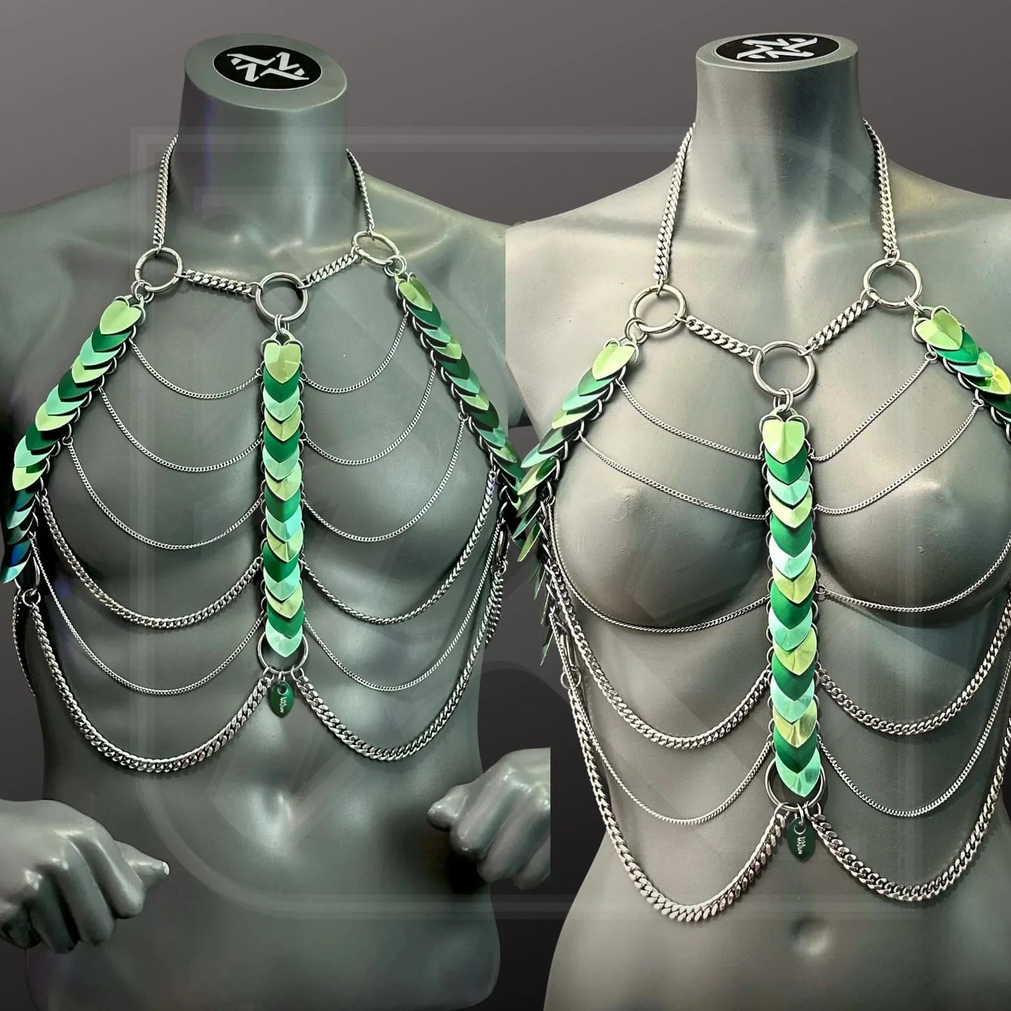 Multicolor Scalemail Harness mit silbernen Ketten, auffälligem Design, edgy und selbstbewusst