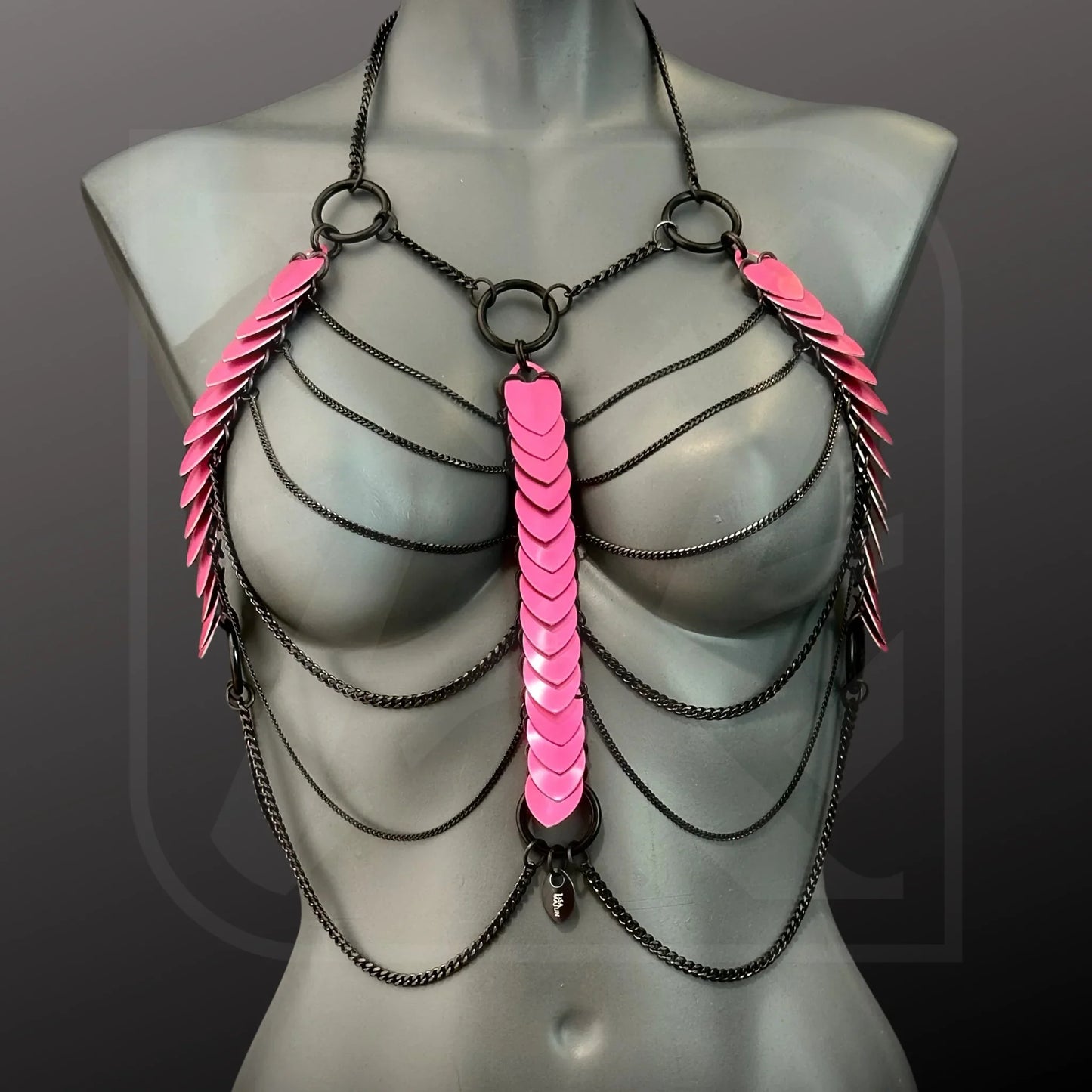 Handgefertigtes Harness aus schwarzen Ketten, pinke Scalemail-Elemente, sinnlich, auffällig