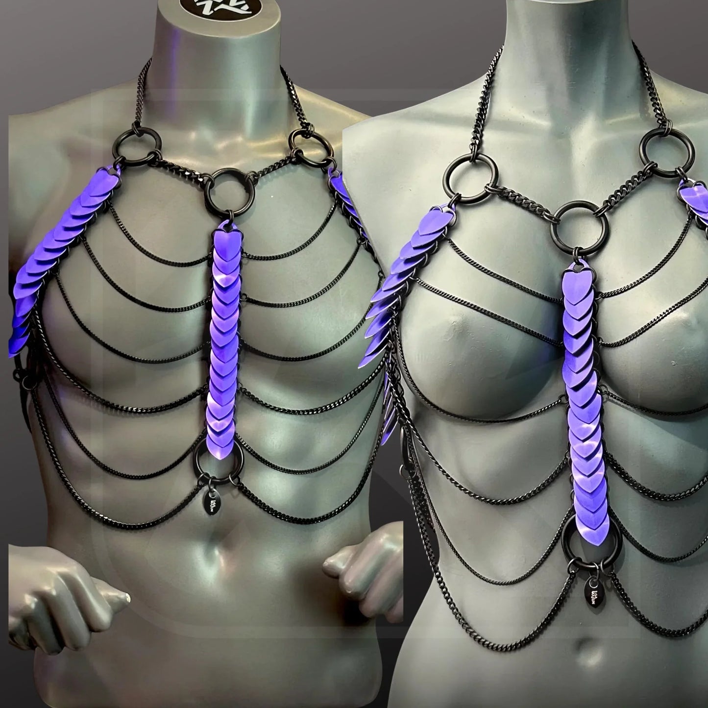 Aphrodite Fire Harness mit schwarzen Ketten, violetten Scalemail-Elementen, moderner Festival-Look, auffällig und sinnlich.