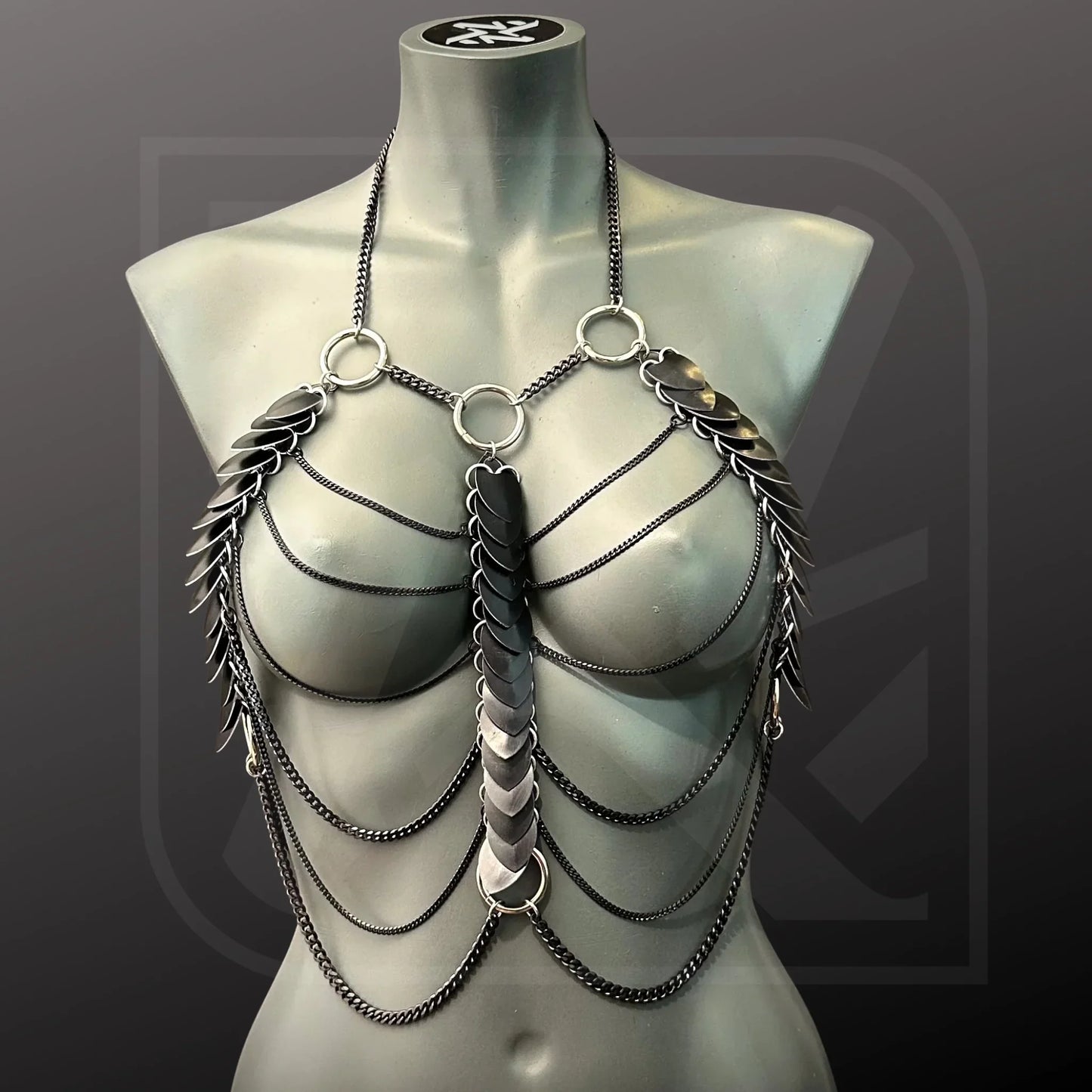 Schwarzer Scalemail-Ketten-Harness im Festival-Stil, auffällig, sinnlich, ausdrucksstark