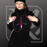 Aphrodite Fire Harness aus silberner Kette mit pinkem Scalemail, eleganter Festival-Style, selbstbewusstes Tragegefühl