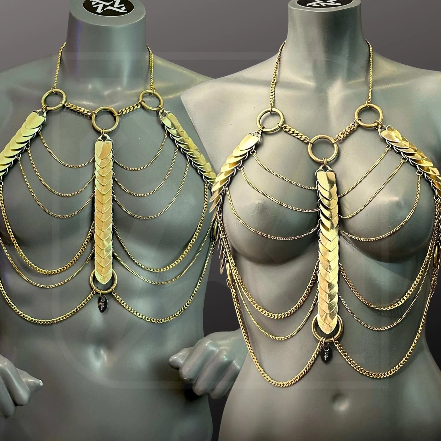 Goldener Bodychain-Harness im Scalemail-Stil mit Ketten, Avantgarde-Look, festlich, glamourös