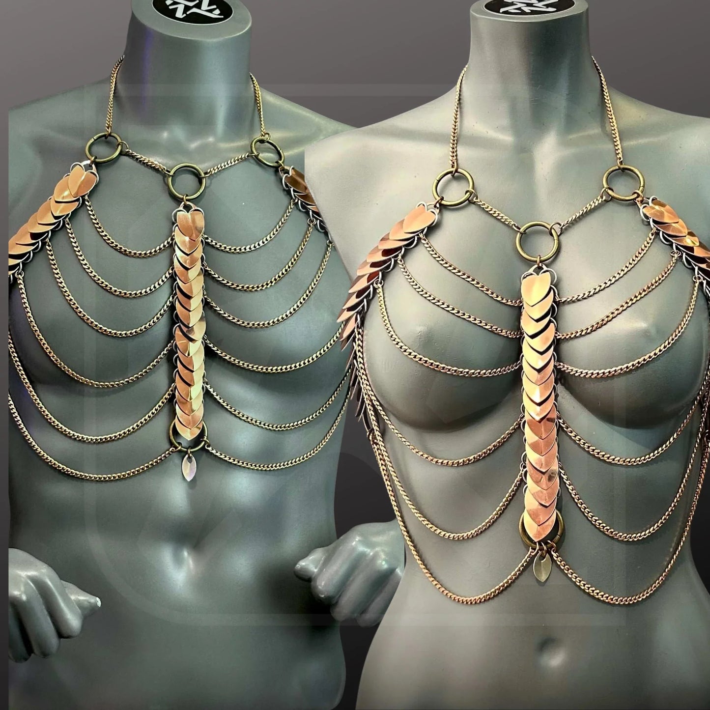Handgemachtes Aphrodite Fire Harness aus goldfarbener Scalemail-Chain, eleganter Festival-Körperschmuck im edlen und selbstbewussten Stil.