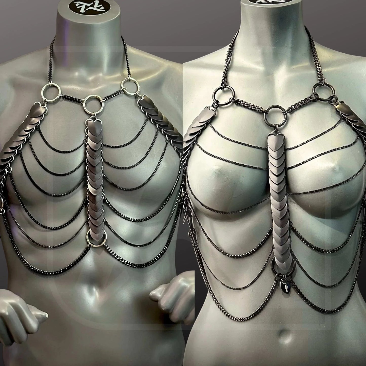 Körperharness aus dunkler Metallkette im Scalemail-Stil, einfarbig, extravagant, auffällig, sinnlich