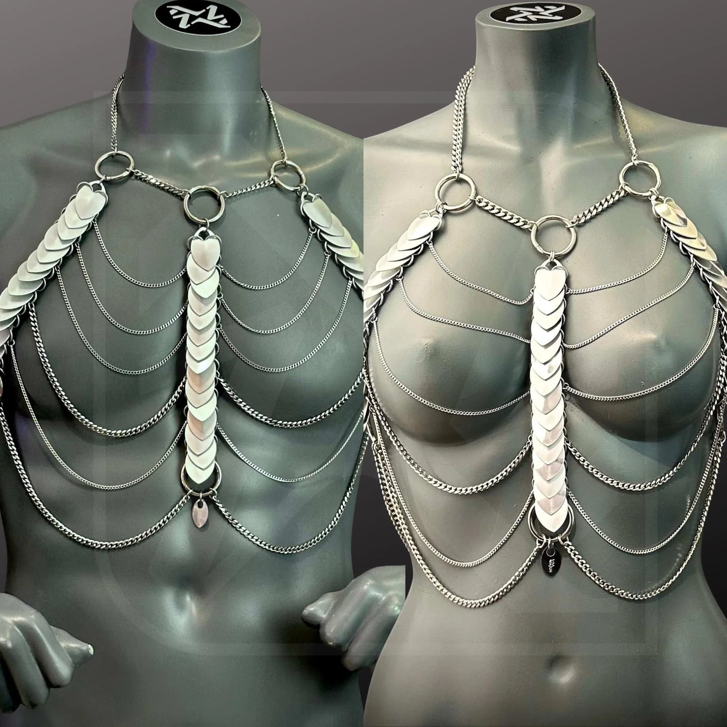 Silberfarbener Scalemail-Harness aus Ketten und glänzenden Plättchen, auffällig, sinnlich, modern.