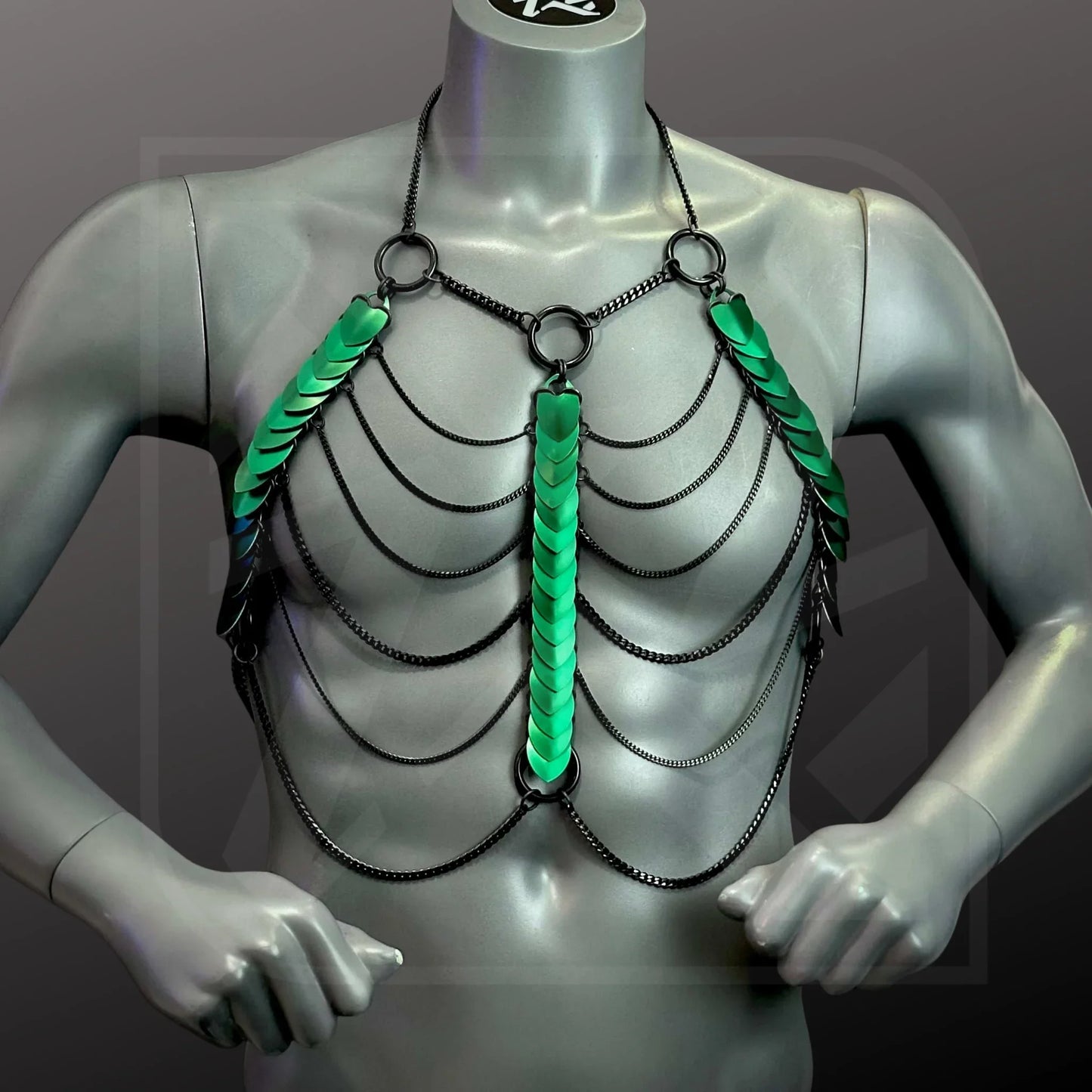 Schwarzes Kettenharness mit grünen Scalemail-Elementen, auffällig, extravagant, modern