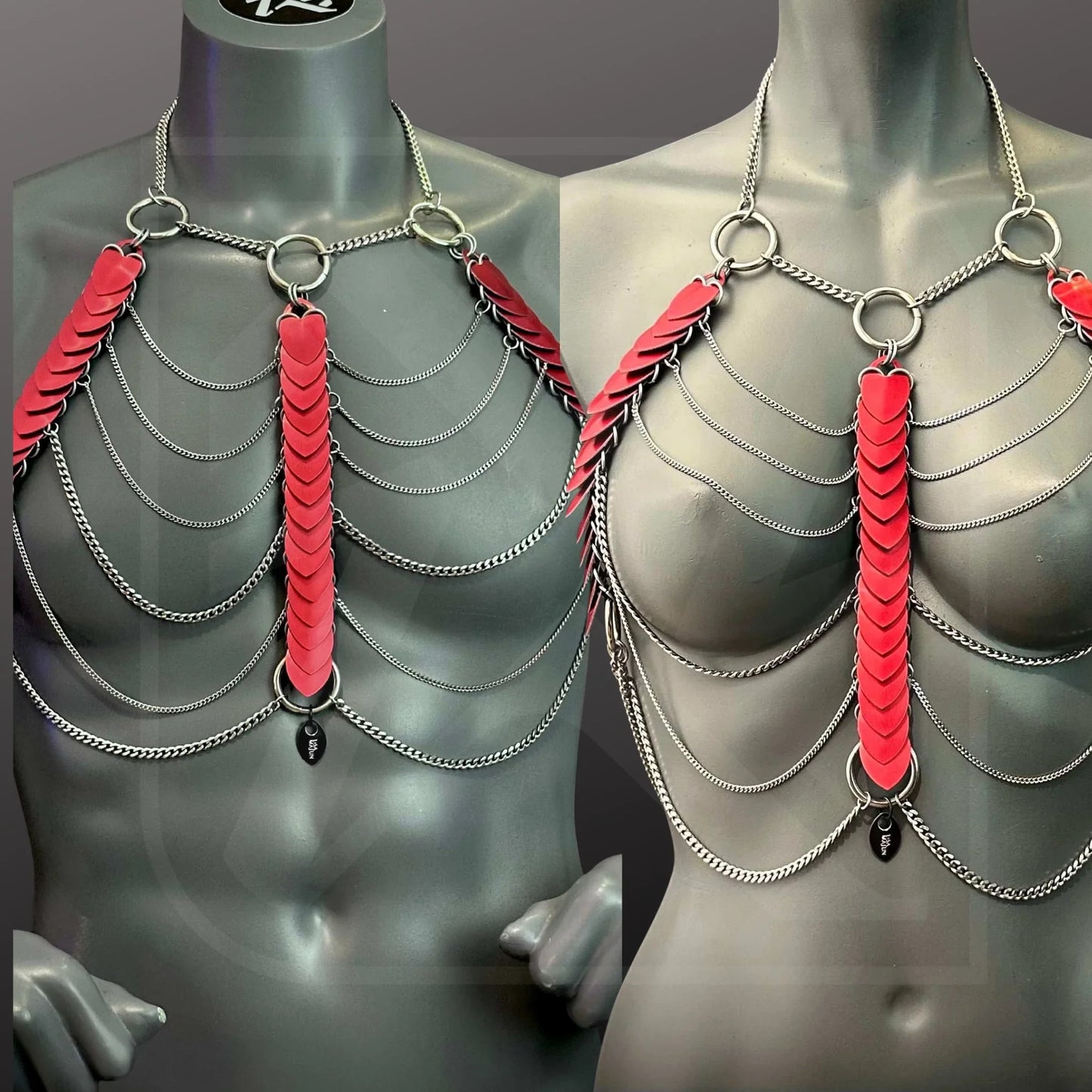 Silberfarbener Body Harness mit roten Scalemail-Ketten, auffälliger Festival-Schmuck, sinnlicher Stil