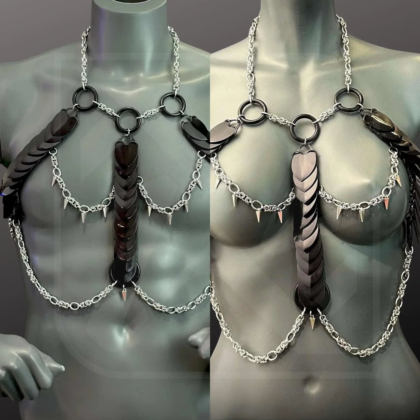 Silberfarbener Scalemail-Body-Harness mit Ketten und schwarzen Schuppen, auffällig und kraftvoll