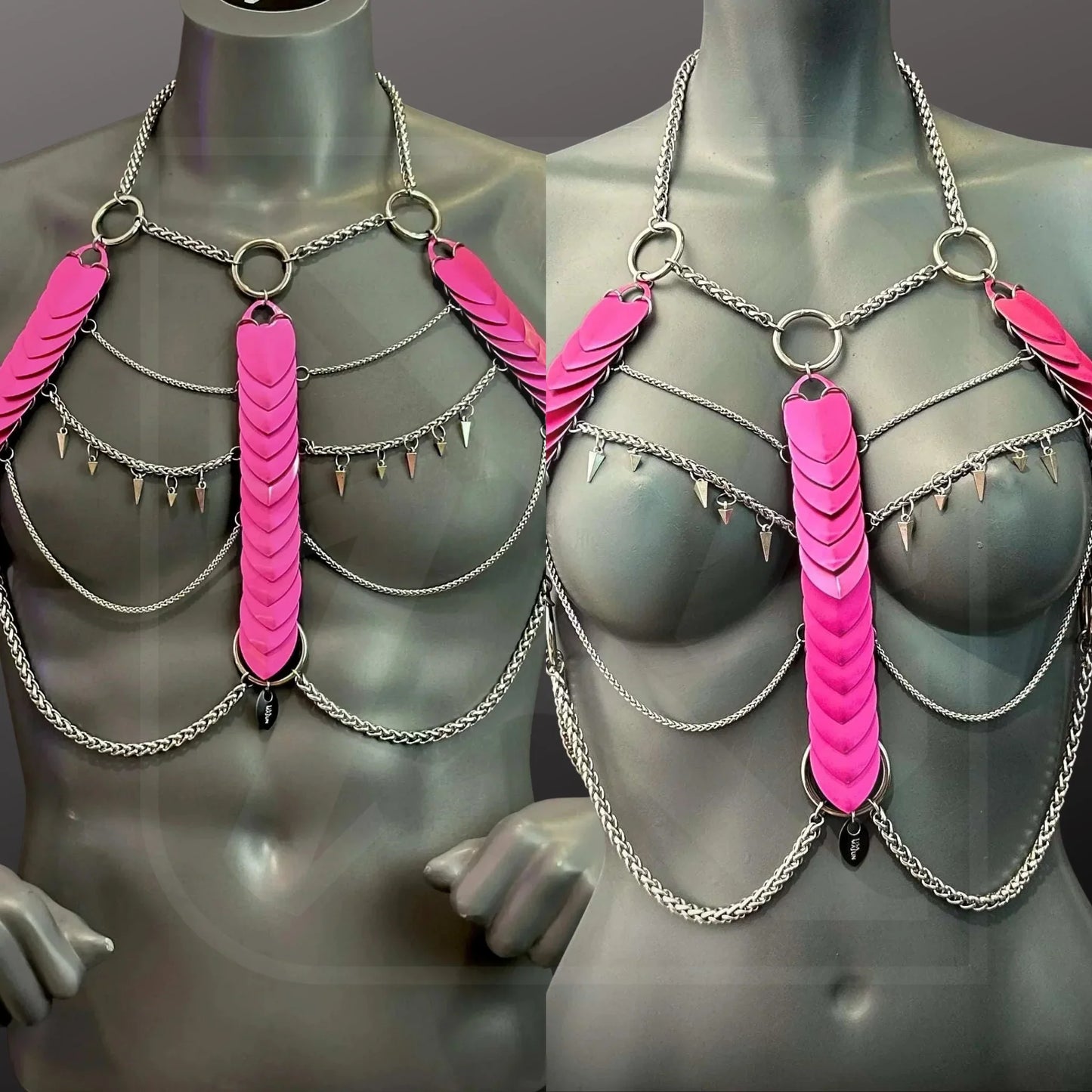 Silberner Harness aus Kettengliedern mit pinken Scalemail-Elementen, auffällig, modern, Clubwear-Style