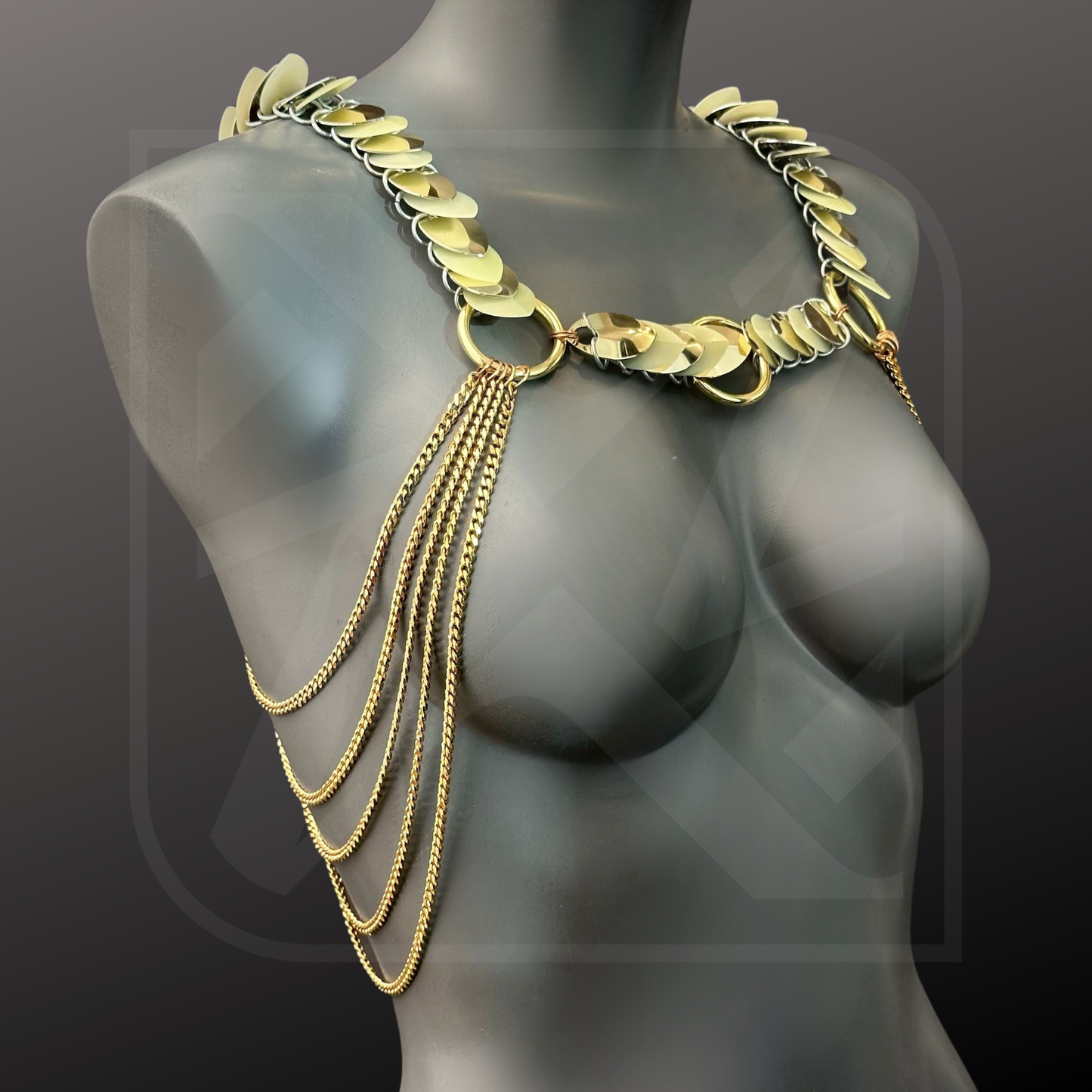 Gold, Glow in the dark Harness an Frauenoberkörper