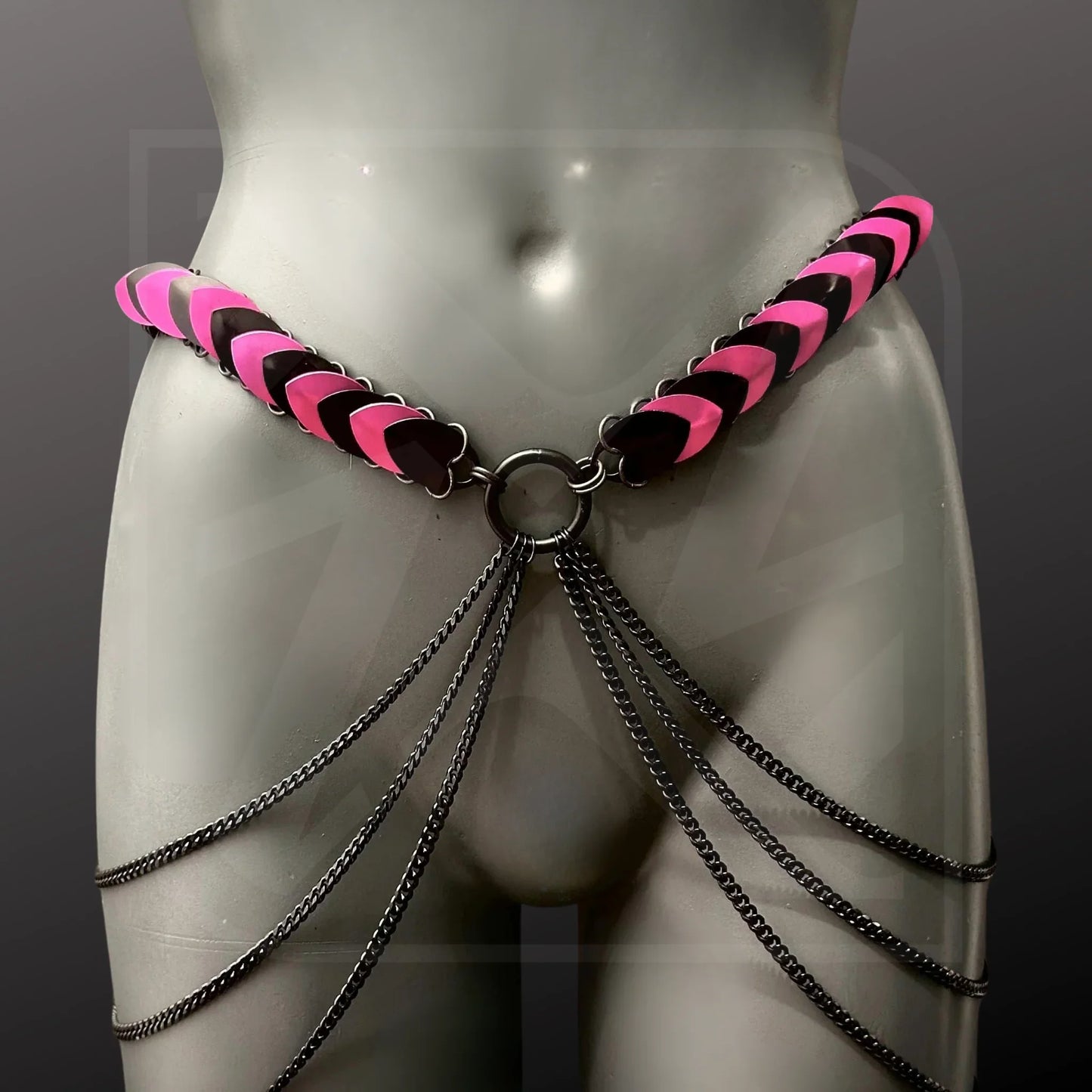 Scalemail Harness mit schwarz-pinkem Ketten-Design, auffällig, sinnlich, festival-tauglich