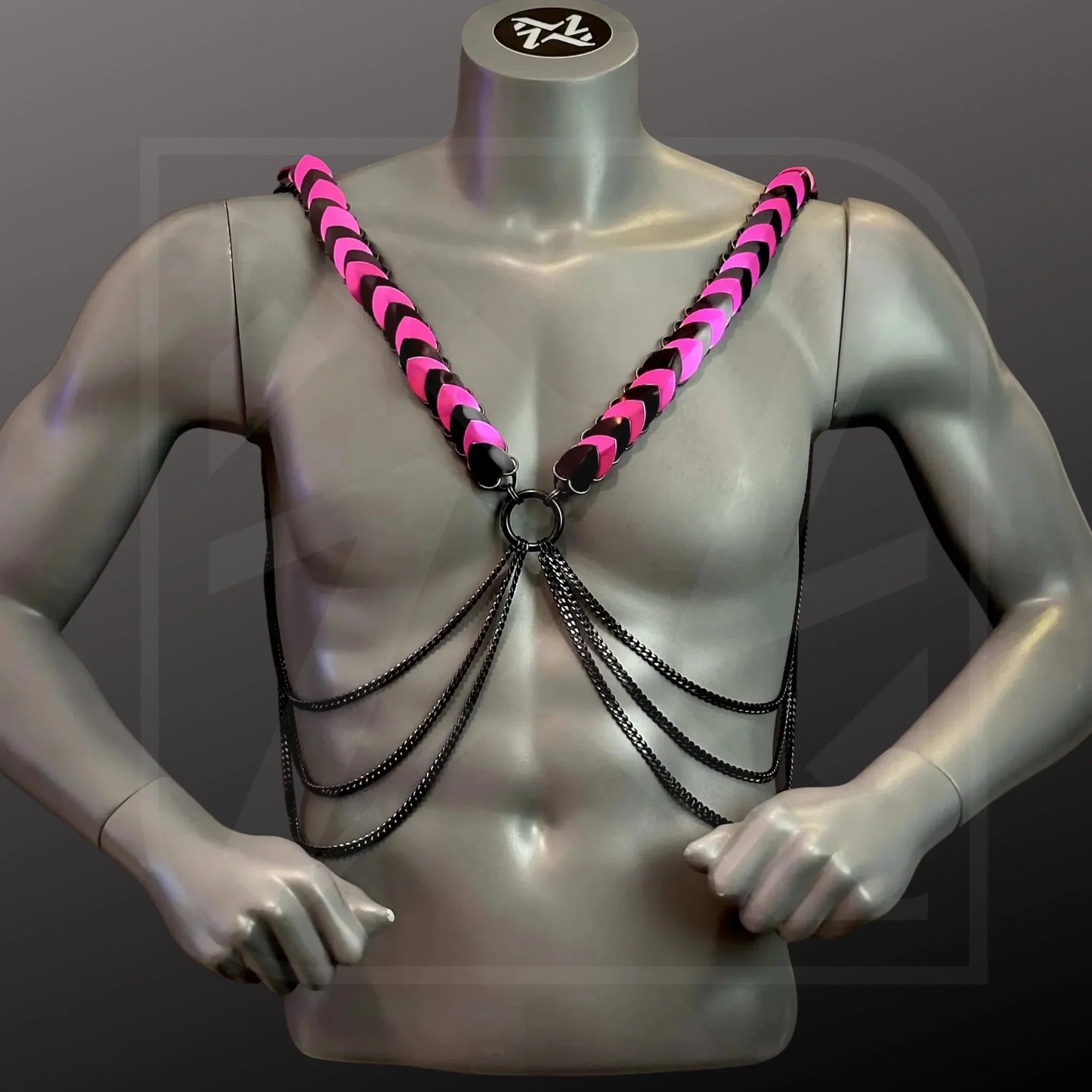 Scalemail Harness in Schwarz und Pink mit Ketten, 2-in-1 Stil, auffällig, selbstbewusst