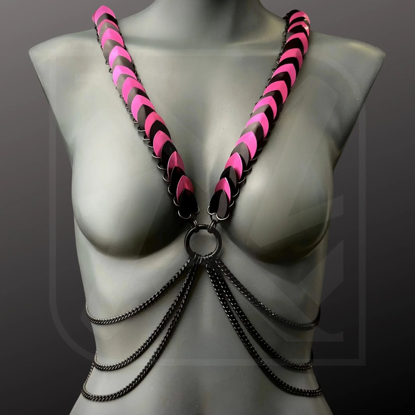 2-in-1 Harness aus Scalemail-Ketten, multicolor Pink-Schwarz, moderner Festival-Look